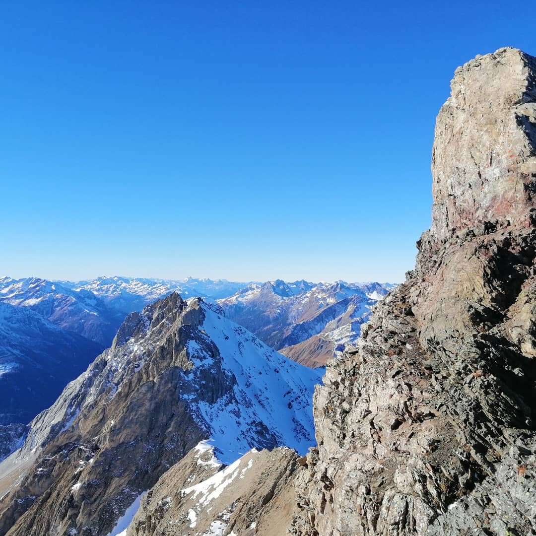 Enjoying the last beautiful autumn days without snow at Parseier....
#acquarocce #adventure #rimmlmatthias #bergwelten #bergführer #mountainguide #guiding #guida #lech #stantonamarlberg #photo #peak #passion #adventure #alps #firstline 